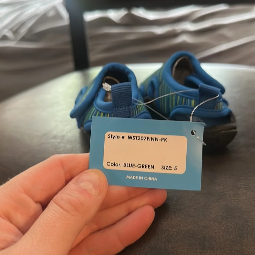 ZOOGS SPACE DYE WATER SHOE/SANDALS: BLUE/GREEN: NEW WITH TAGS: SIZE 5